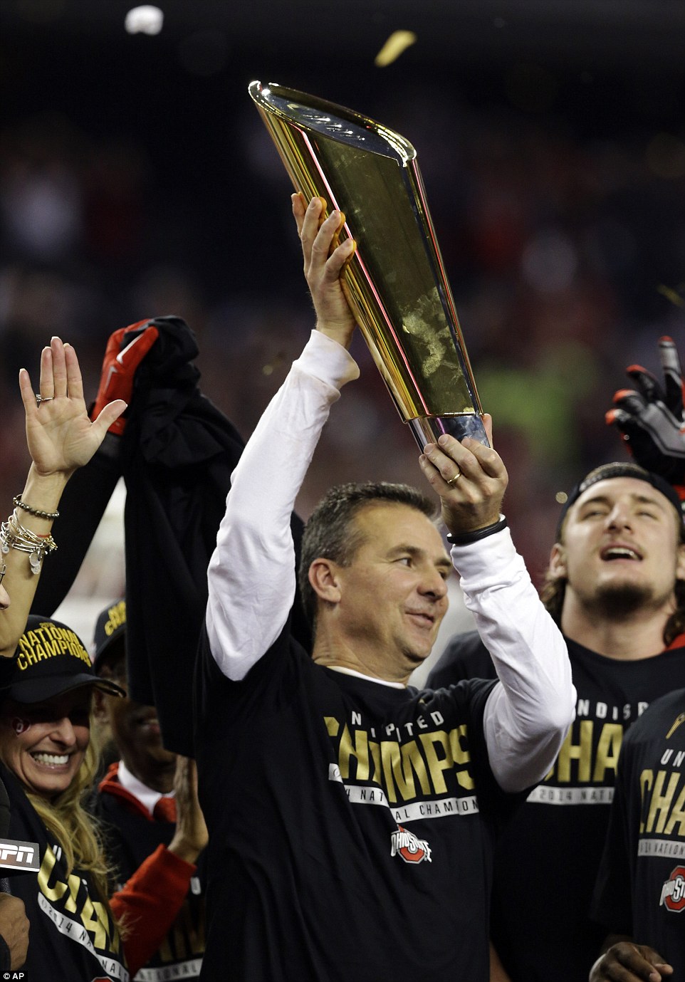24A7D14000000578-2907694-Champions_Ohio_State_head_coach_Urban_Meyer_holds_up_the_champio-a-4_1421150456043.jpg