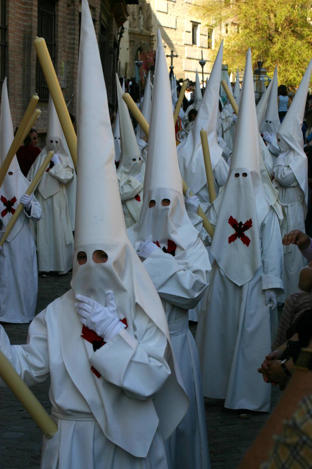 Not_what_you_may_think_-_these_are_nazarenos_%28hooded_penitents%29_in_the_Holy_Week_parade_in_Granada_%28IMG_5519a%29.jpg