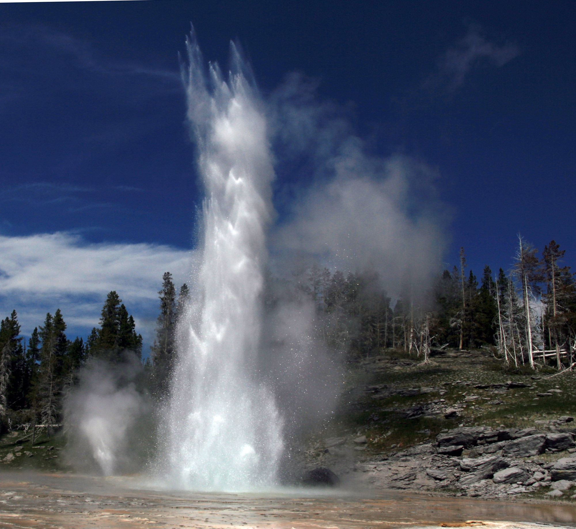 Grand_geyser_and_vent_geyser_in_Yellowstone_National_park.jpg