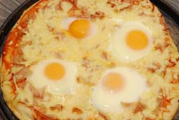 recipe18%20ham-egg%20pizza.jpg
