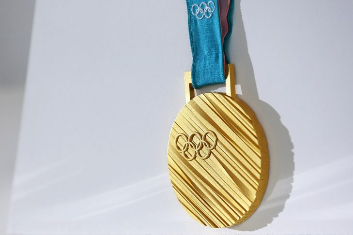 1280px-Gold_medal_of_the_2018_Winter_Olympics_in_in_Pyeongchang-729x486.jpg