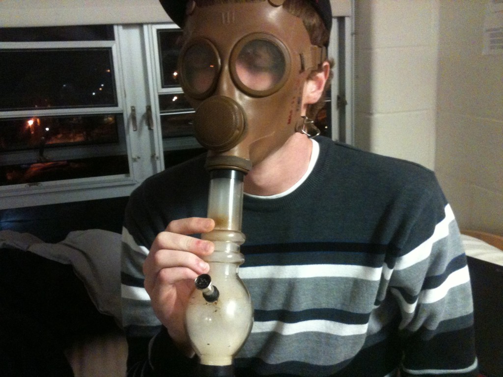 ways-to-smoke-weed_gas-mask-bong.jpg