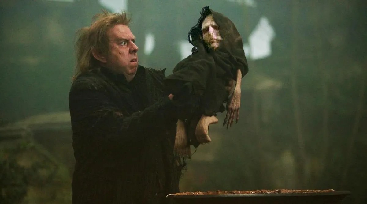 Harry-Potter-Wormtail-holding-Voldemort.jpg