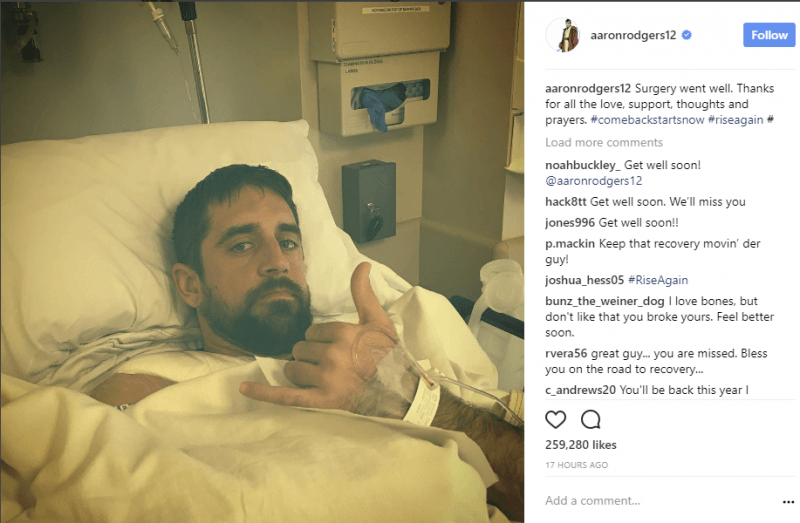 aaron-rodgers-thumbs-up-for-gans-after-shoulder-injury-800x523.png