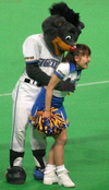 COHZzTRqTjCAxWKca18i_mascot%20groping%20cheerleader.jpg