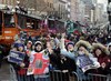 HSK1-2939160-New_England_Patriots_fans_cheer_as_the_team_passes_by_in_a_proce-a-15_1423072475319.jpg