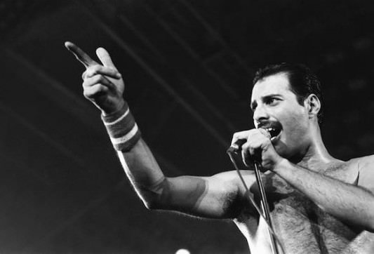 2012-11-24-freddie_mercury_on_stage-533x362.jpg