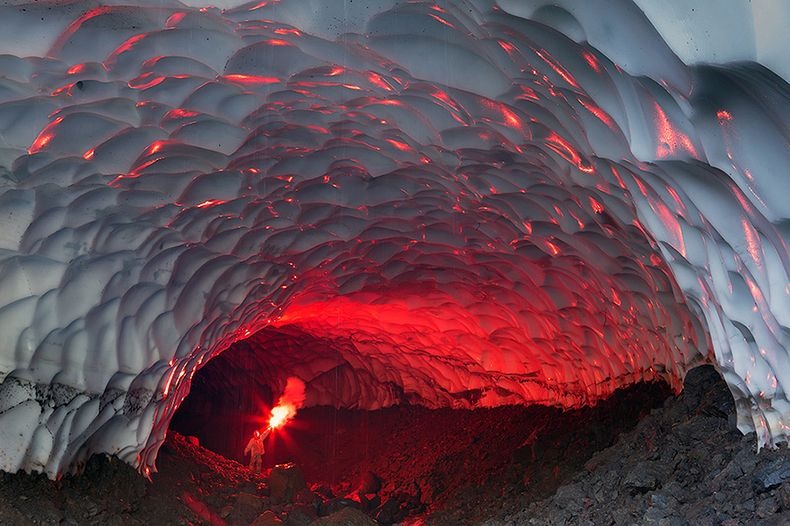 kamchatka-ice-tunnel-18%25255B7%25255D.jpg