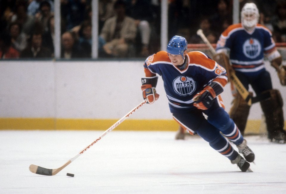 Gretzky-in-flight-Oilers.jpg