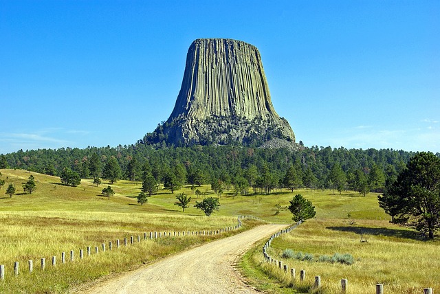 wyomings-devils-tower-3915790_640.jpg