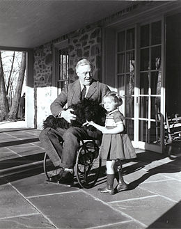 260px-FDR-Wheelchair-February-1941.jpg