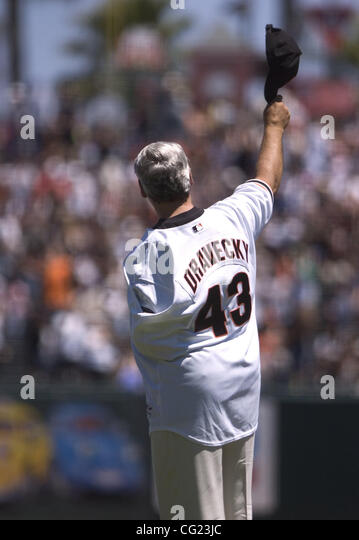 retired-san-francisco-giant-pitcher-dave-dravecky-waves-to-the-crowd-cg23jc.jpg