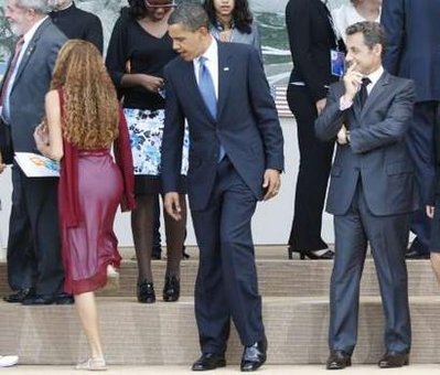 obama-looks-at-girls-ass.jpg