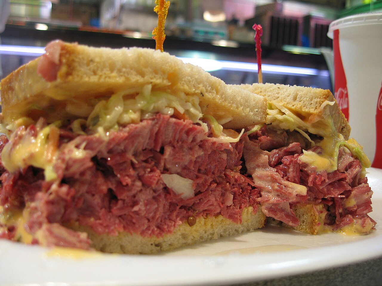 1280px-Corn_beef_Reuben_sandwich.jpg