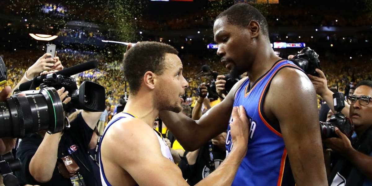 060116-sports-stephen-curry-kevin-durant-hug-2.jpg