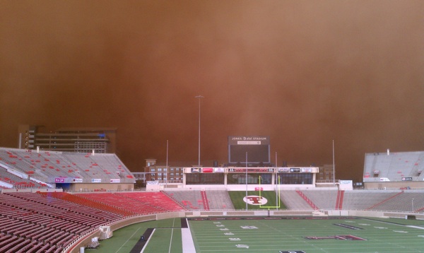 giant_dust_storm_hovers_over_lubbock_texas_tech.jpg