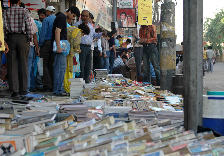 Sunday_Book_Market,_Daryaganj,_Delhi.jpg