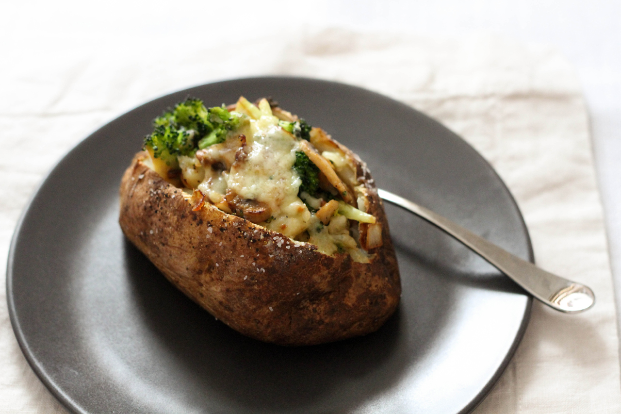 broccoli-mushroom-cheddar-stuffed-baked-potatoes-04.jpg