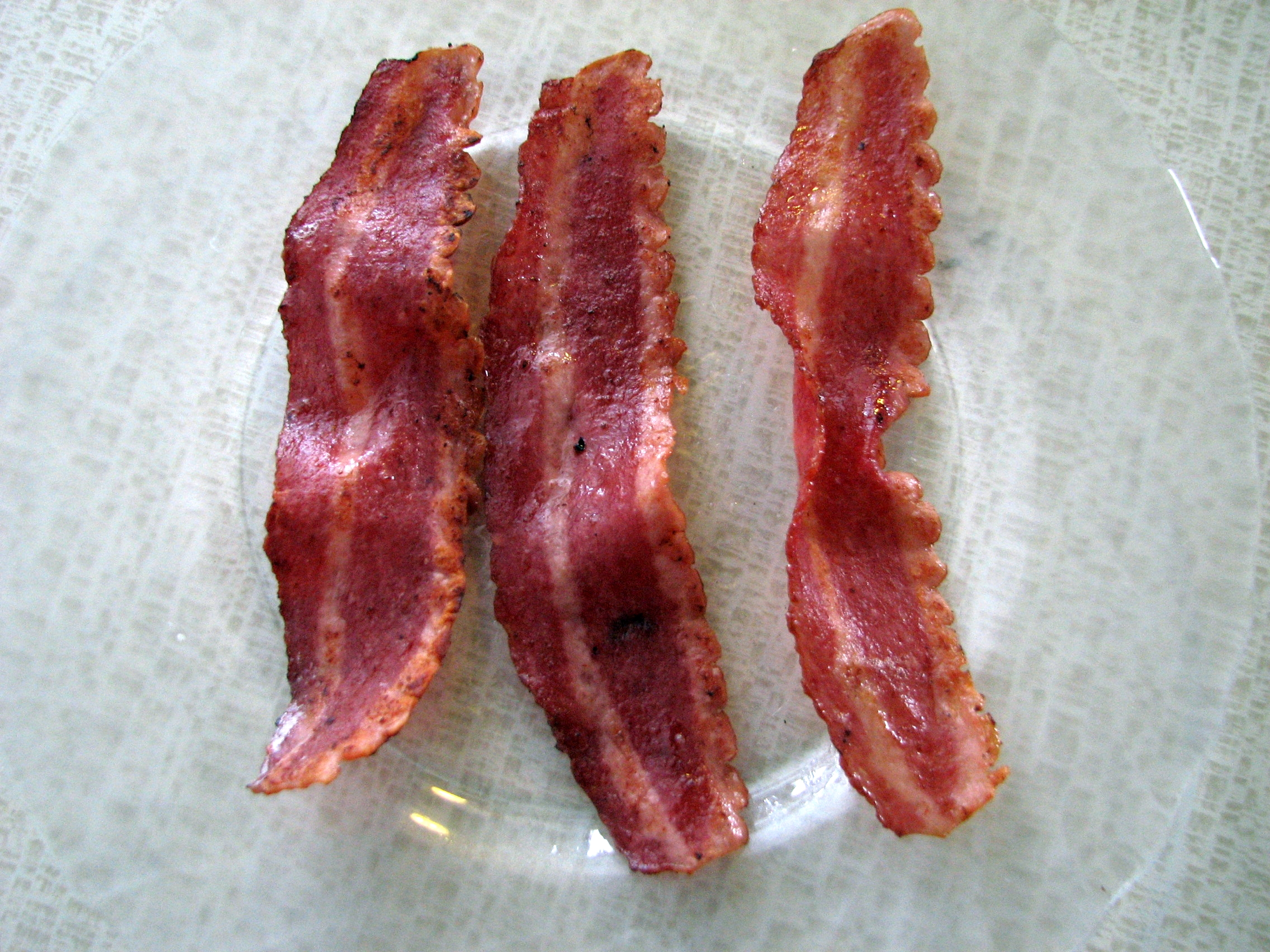 Three_strips_of_cooked_turkey_bacon.jpg