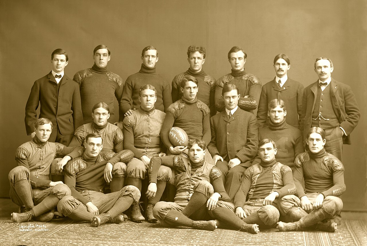 1280px-1902_Michigan_Wolverines_football_team.jpg