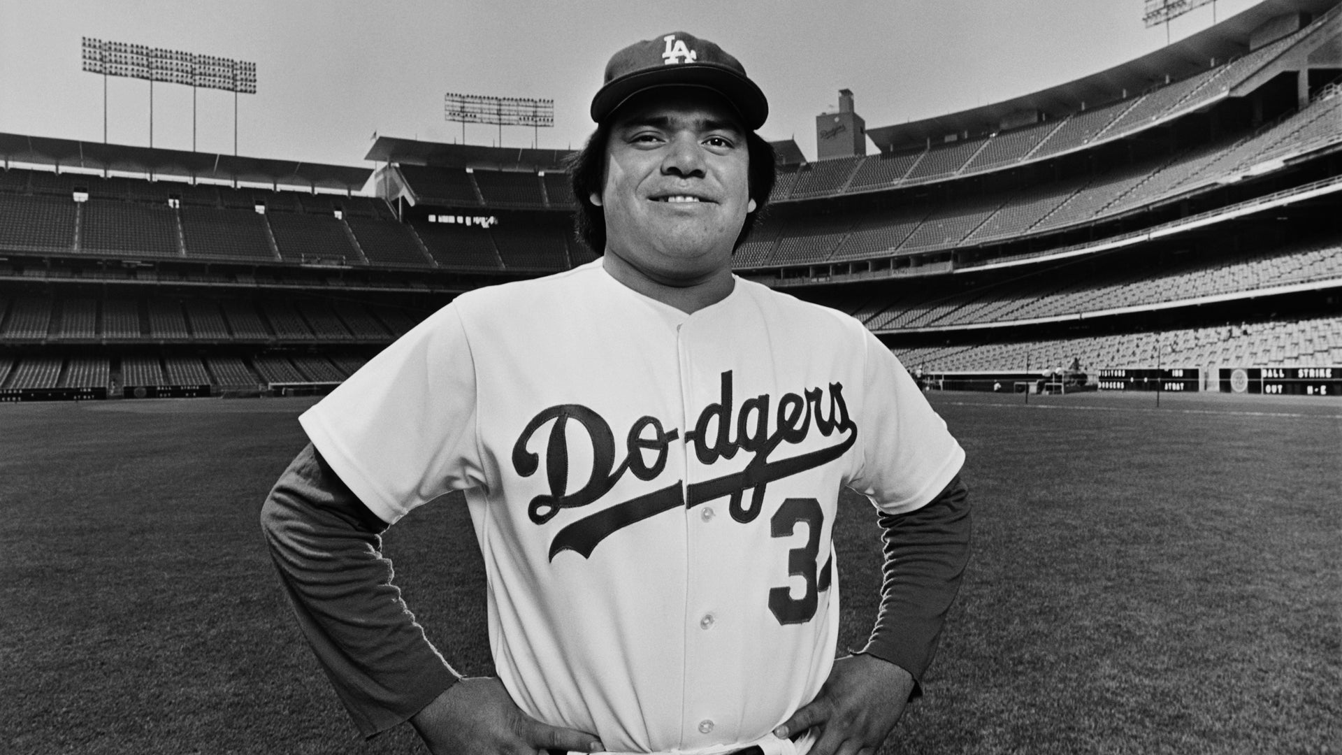 fernando-valenzuela-gettyimages-73208438.jpg