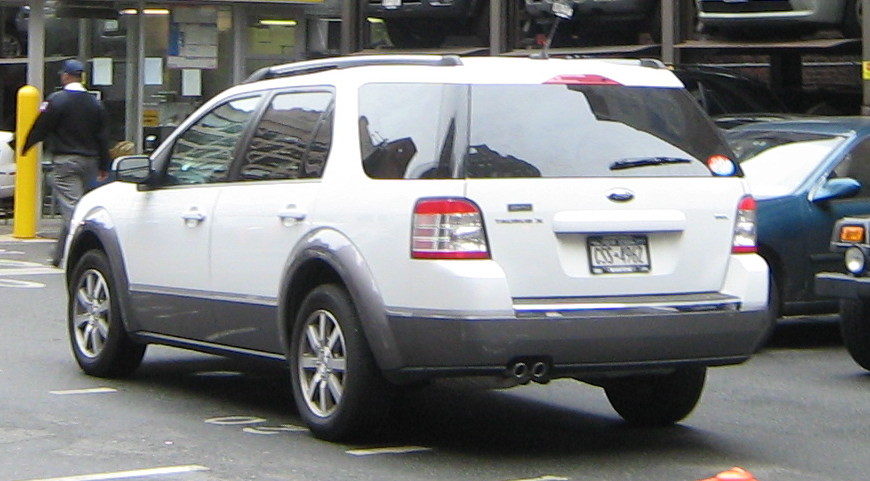 Ford_Taurus_X.jpg