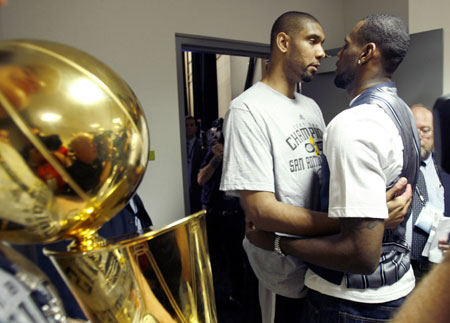 Tim-Duncan-Lebron-James-2007-NBA-Finals-postgame.jpg