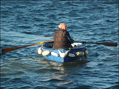 man_in_rowing_boat_400x300.jpg