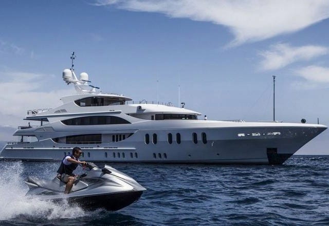 yacht-of-the-week-50-million-lady-linda-comes-complete-with-a-helipad.jpg