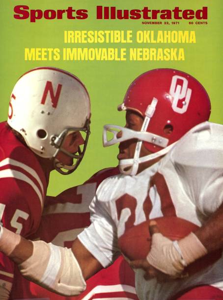 november-22-1971-sports-illustrated-cover-college-football-closeup-of-picture-id81373926
