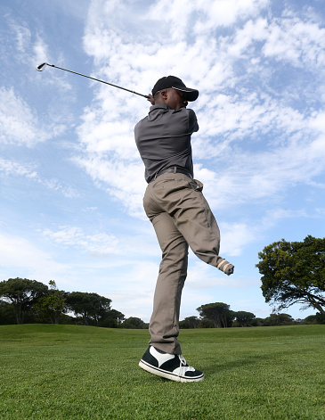 young-black-man-with-only-one-leg-playing-golf-picture-id850846684