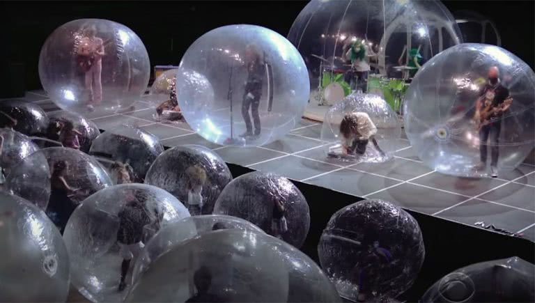 The-Flaming-Lips-perform-in-plastic-bubbles-768x435.jpg