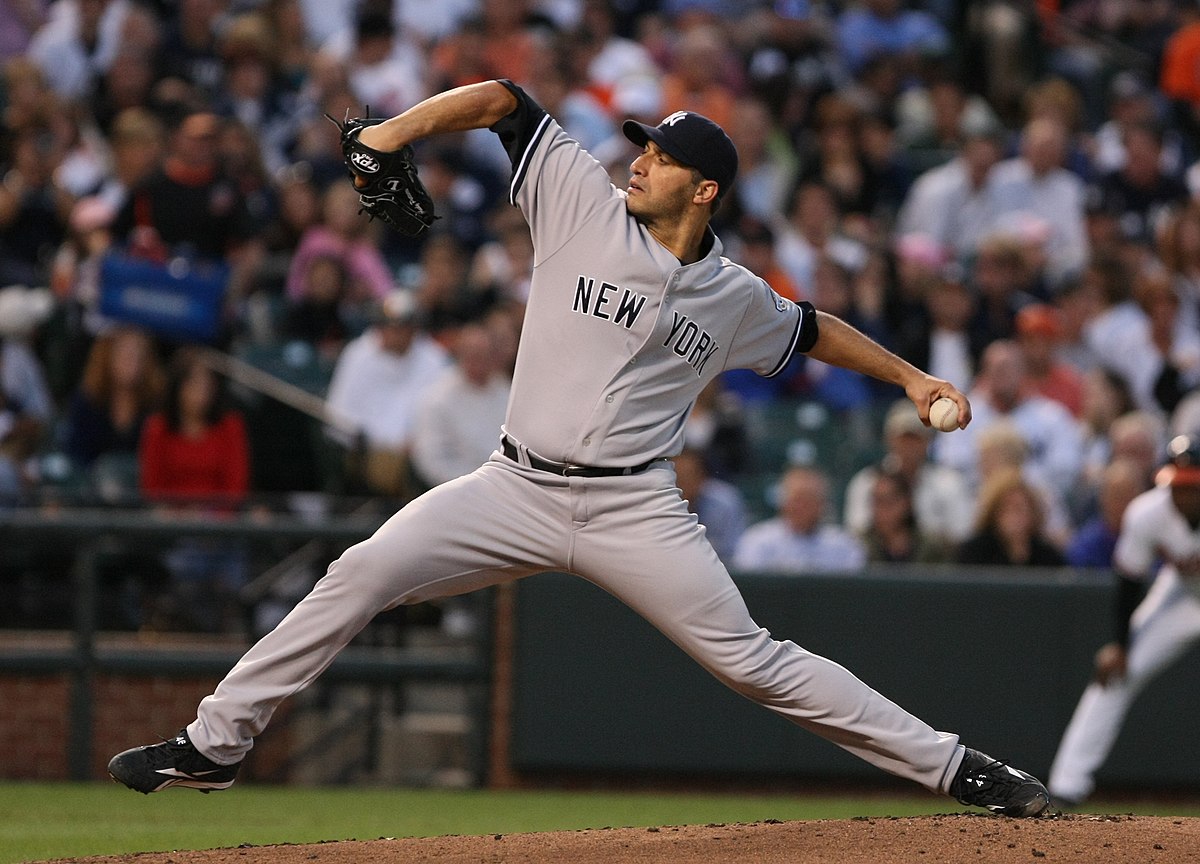 1200px-Andy_Pettitte_by_Keith_Allison_8_31_09_pic2_CROP.jpg